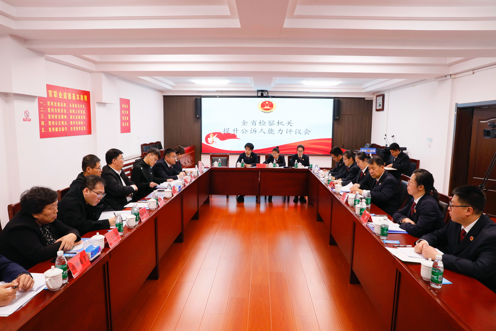 以“评议之镜”推动“公诉之进”——省检察院辽西片区指导组赴锦州市凌河区人民检察院开展庭审观摩评议活动