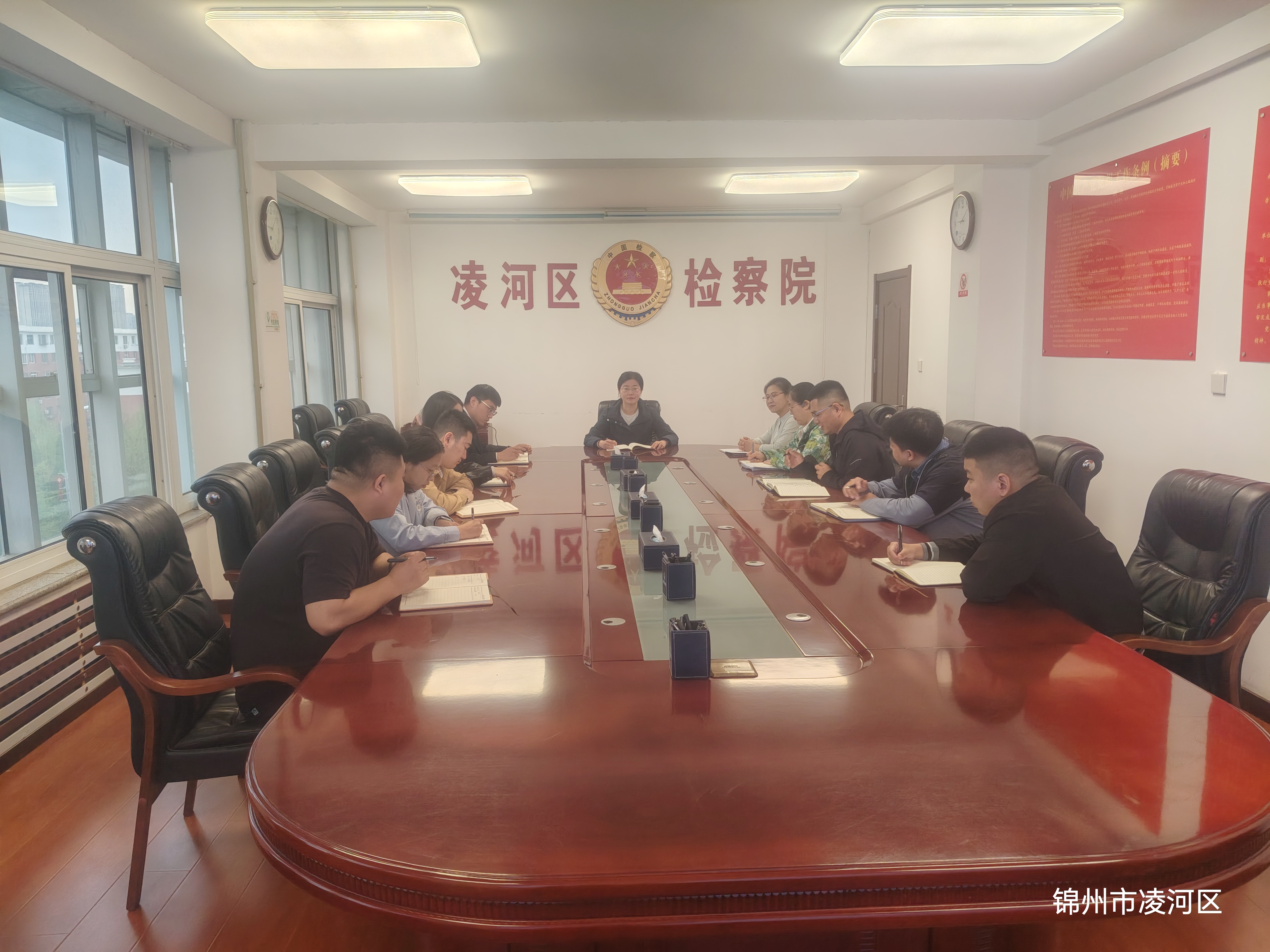 观摩庭审砺精兵  交流互鉴促提升